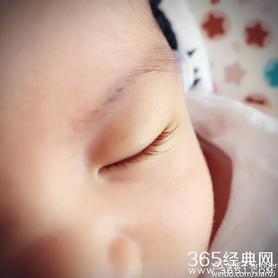 弦子晒儿子满月照 配文：今天暖哥满月啦