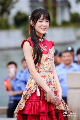 红裙徐娇古风十足录制《我们来了》