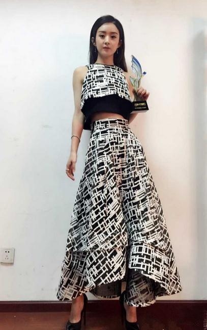 别被赵丽颖的包子脸骗了 这个吃货是个“小腰精”