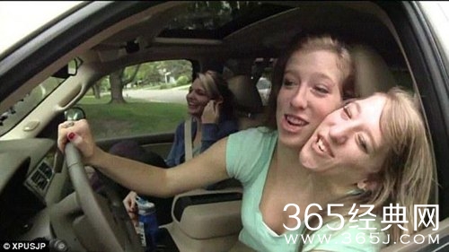 罕见“双头姐妹”共享一个身体 如今已大学毕业