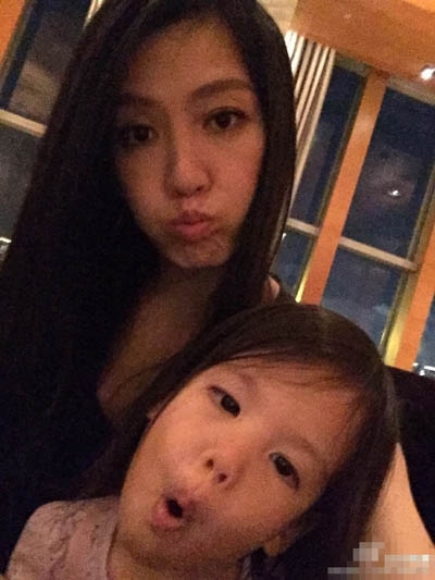 41岁林熙蕾搂女儿晒自拍 嘟嘴卖萌不减女神范