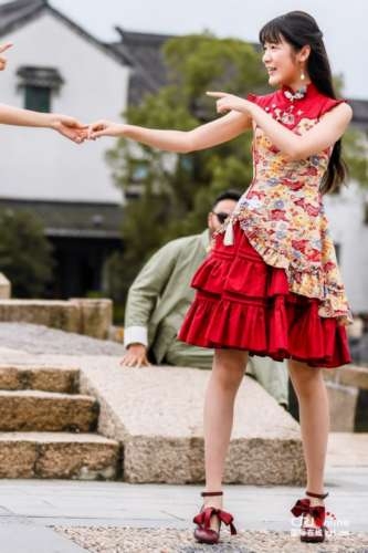 红裙徐娇古风十足录制《我们来了》