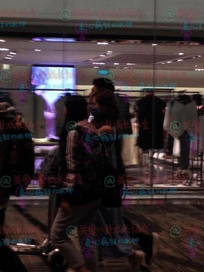 吴奇隆刘诗诗去新加坡过七夕节 街头牵手超浪漫