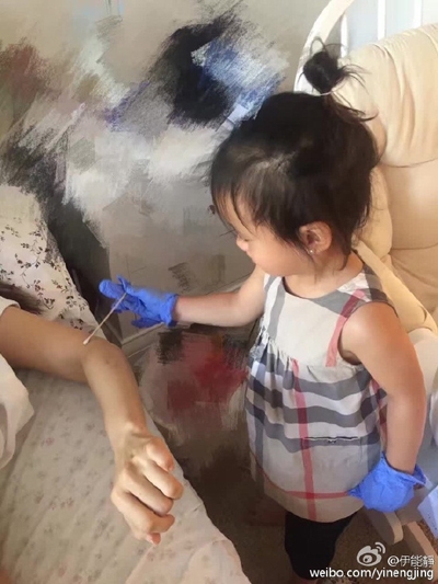 伊能静晒女儿满月照 小米粒不配合妈妈合照大哭