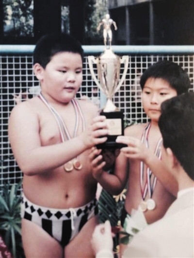 向佐拒做富二代 父亲向华强家教非常严厉