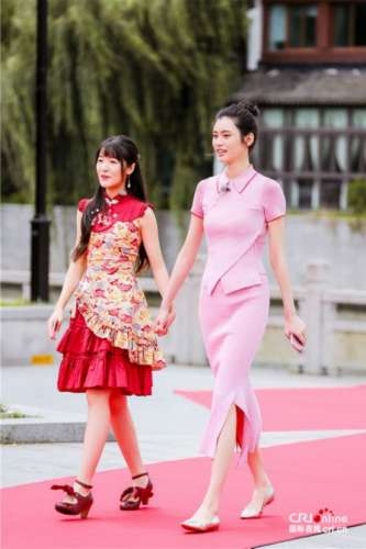 红裙徐娇古风十足录制《我们来了》