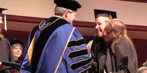 罕见“双头姐妹”共享一个身体 如今已大学毕业