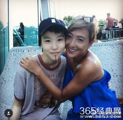 窦靖童死亡风新纹身 下巴直线连到锁骨