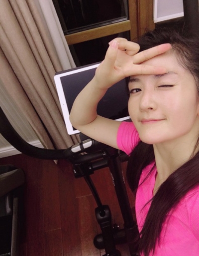 谢娜下完飞机狂做运动 满面油光深夜玩瑜伽