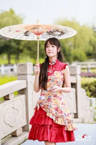 红裙徐娇古风十足录制《我们来了》