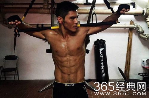 向佐拒做富二代 父亲向华强家教非常严厉