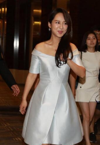 差一点糗大了 杨紫美美出场却险摔倒