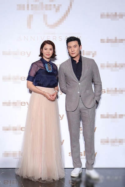 陆毅亮相国际品牌活动 恰逢鲍蕾生日隔空示爱