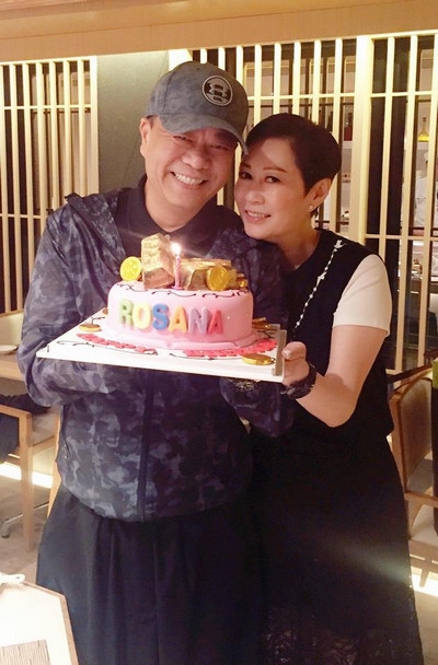 欧阳震华手捧蛋糕为老婆庆生 合影显甜蜜