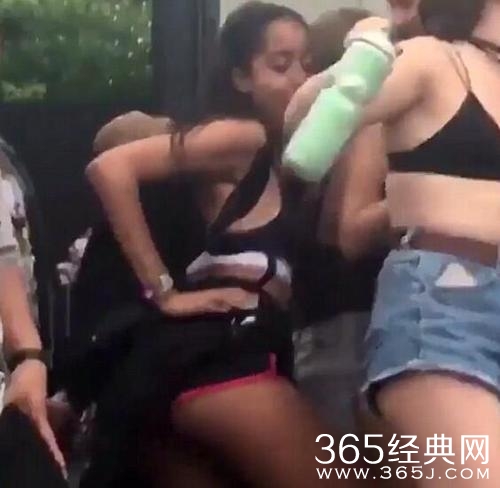 奥巴马长女音乐节跳贴身热舞 一改乖乖女形象