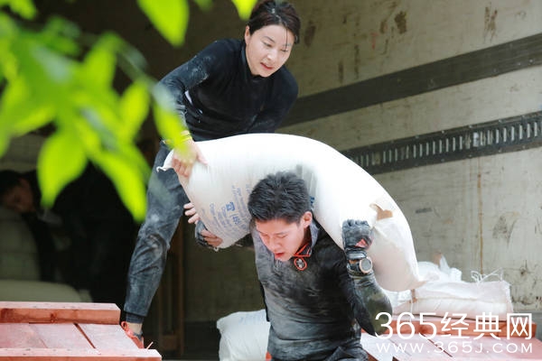 太甜！霍启刚《极速前进》扛千斤面粉 不让郭晶晶帮忙