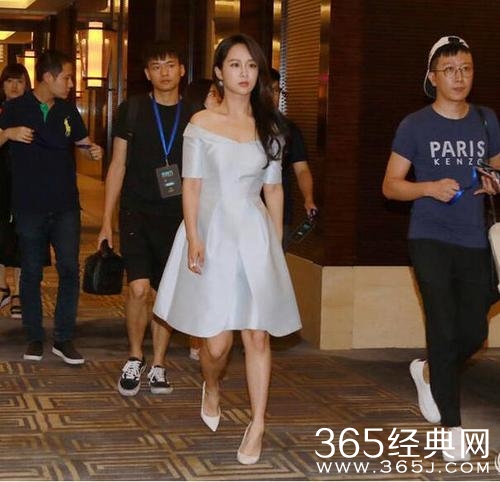 差一点糗大了 杨紫美美出场却险摔倒
