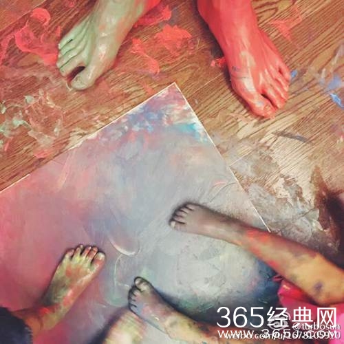 邓超带娃玩颜料惨不忍睹 孙俪擦地一小时
