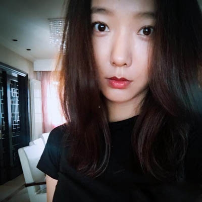 王珞丹悠闲享受吃甜点 长发微卷眼神清澈