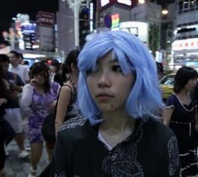 淤青妆紫发 窦靖童新歌MV造型夸张