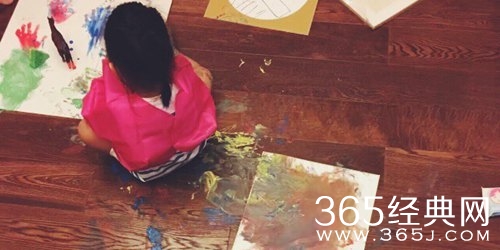 邓超带娃玩颜料惨不忍睹 孙俪擦地一小时