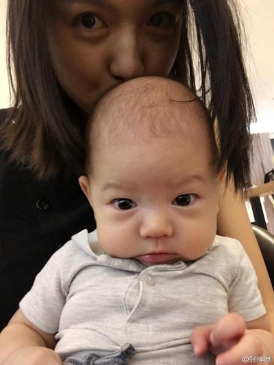 张梓琳晒女儿萌照长腿抢镜 被误认成男孩