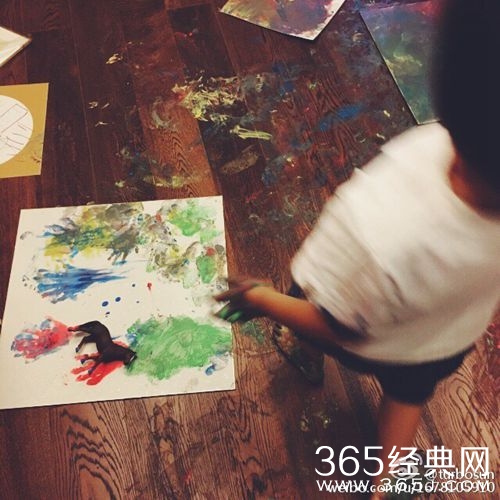 邓超带娃玩颜料惨不忍睹 孙俪擦地一小时