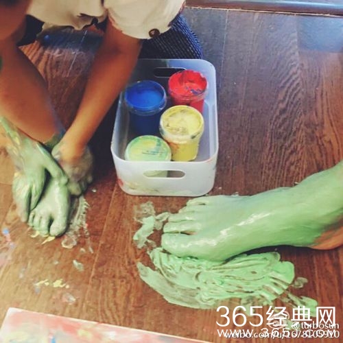 邓超带娃玩颜料惨不忍睹 孙俪擦地一小时