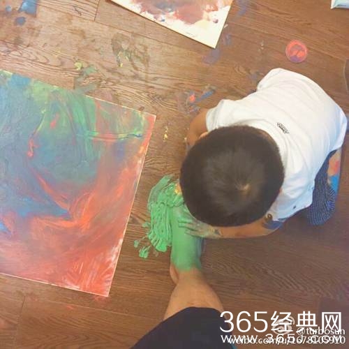 邓超带娃玩颜料惨不忍睹 孙俪擦地一小时