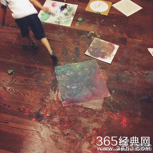 邓超带娃玩颜料惨不忍睹 孙俪擦地一小时