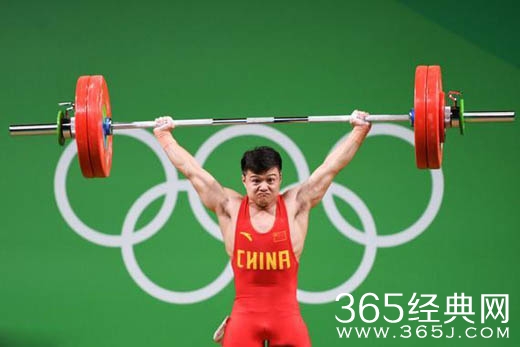 龙清泉举重破世界纪录成绩夺冠 成功上演绝地反击