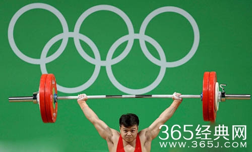 龙清泉举重破世界纪录成绩夺冠 成功上演绝地反击