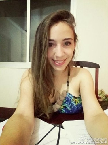 奥运开幕式美女解说走红 曾参加汉语桥