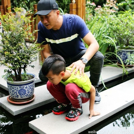 胡军抽空陪儿子过暑假 康康还是一脸霸道总裁范