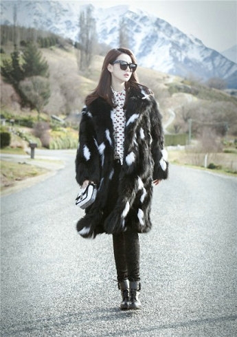 戚薇全新街拍曝光 冷艳孤傲女王范十足