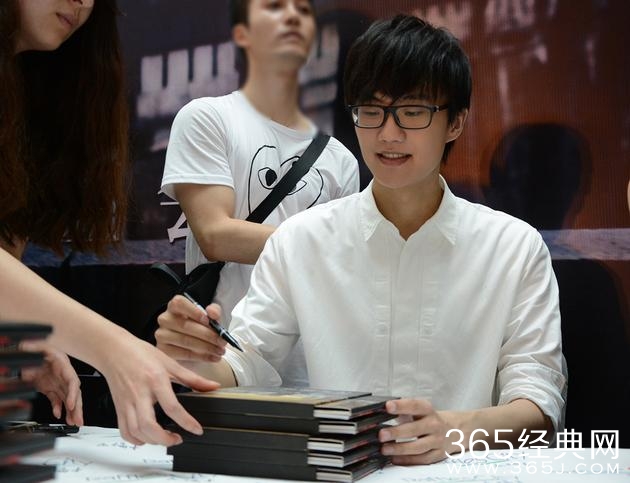 许嵩北京办新专辑签售会 互动合影显亲切