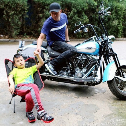 胡军抽空陪儿子过暑假 康康还是一脸霸道总裁范