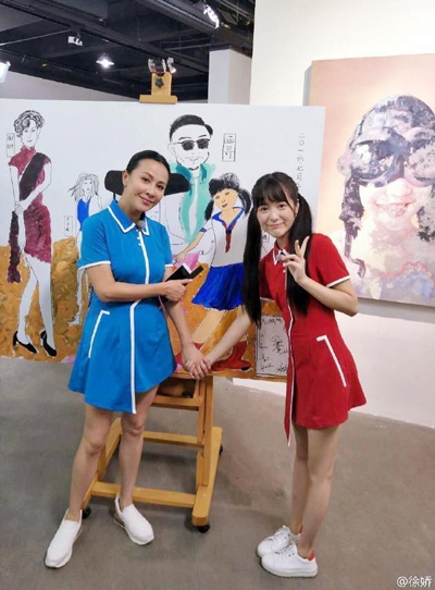 徐娇晒刘嘉玲搞笑照片：总是谜之杜甫同款