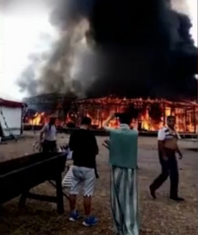 景甜舒畅电视剧拍摄现场起火：黑烟滚滚火势较大