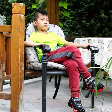 胡军抽空陪儿子过暑假 康康还是一脸霸道总裁范