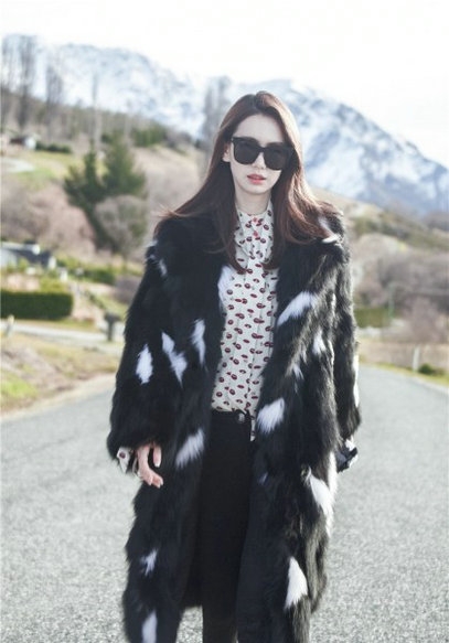 戚薇全新街拍曝光 冷艳孤傲女王范十足