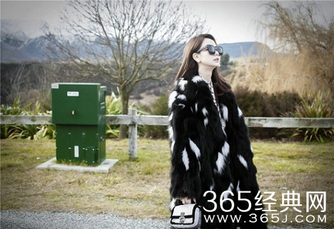 戚薇全新街拍曝光 冷艳孤傲女王范十足