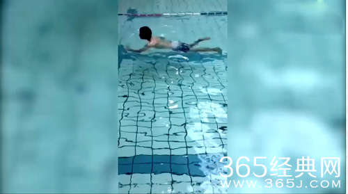 邓超晒逗比狗刨式为中国游泳队助威