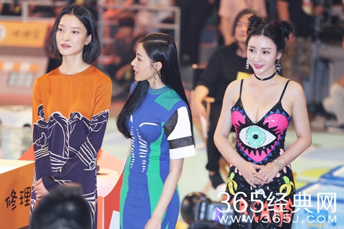 柳岩遭岳云鹏强抱 柳岩:和岳云鹏组CP十分荣幸