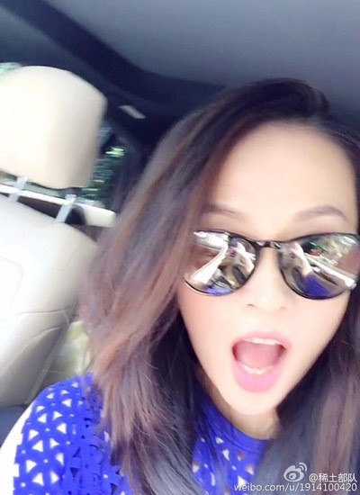 章子怡自拍晒花秀恩爱 小龙虾花束引关注