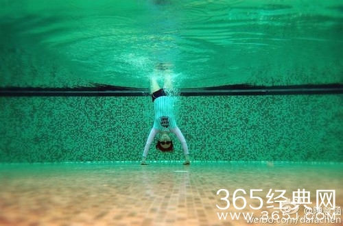 陈意涵晒泳池照 分享自己乐天派的生活态度