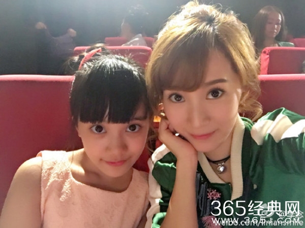 网友香港偶遇李念带子女出游 赞真人有气质