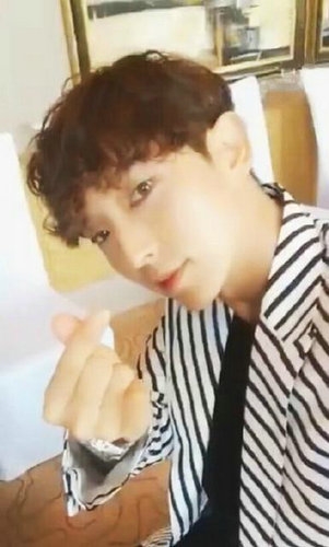 李准基直播学中文 抛媚眼比爱心撩妹不停