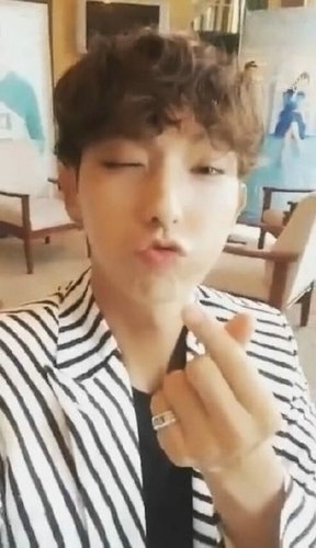 李准基直播学中文 抛媚眼比爱心撩妹不停