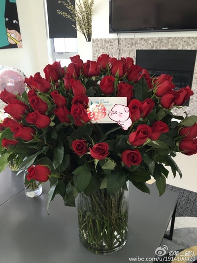 章子怡自拍晒花秀恩爱 小龙虾花束引关注